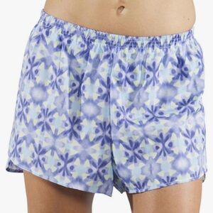 NWOT BOA Women's 1.5" Stretch Printed Split Trainer Shorts in Paper Dolls Size M